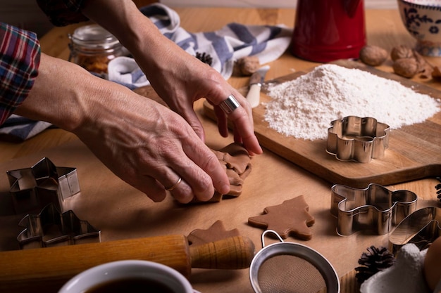 Voorbereiding voor kerstmis. meisje bereidt peperkoek. handen in het frame