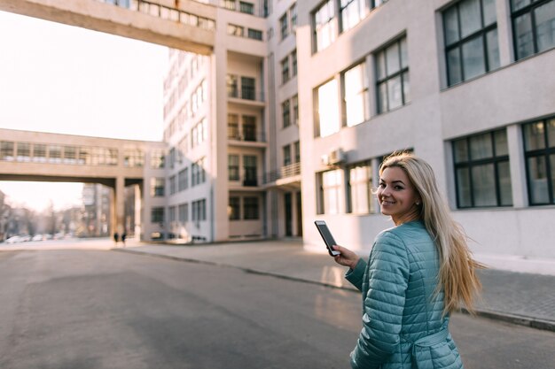 Voorbijganger praten over de telefoon in de stad op straat. Moderne telecommunicatie, sociale mediatechnologie