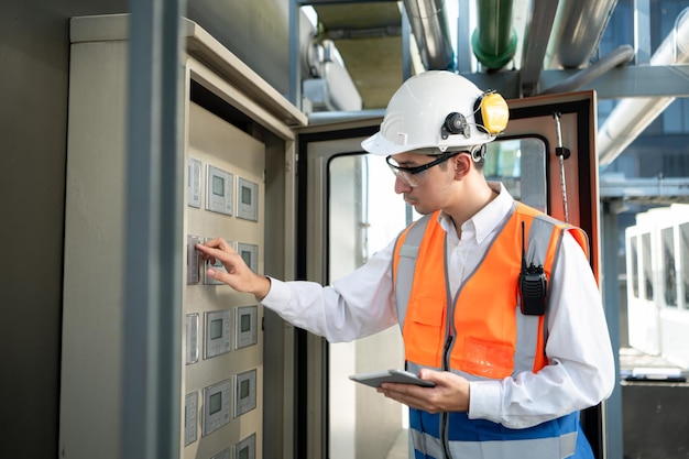 Voordat de test wordt uitgevoerd, inspecteert de elektrotechnicus het geïnstalleerde bedieningspaneel