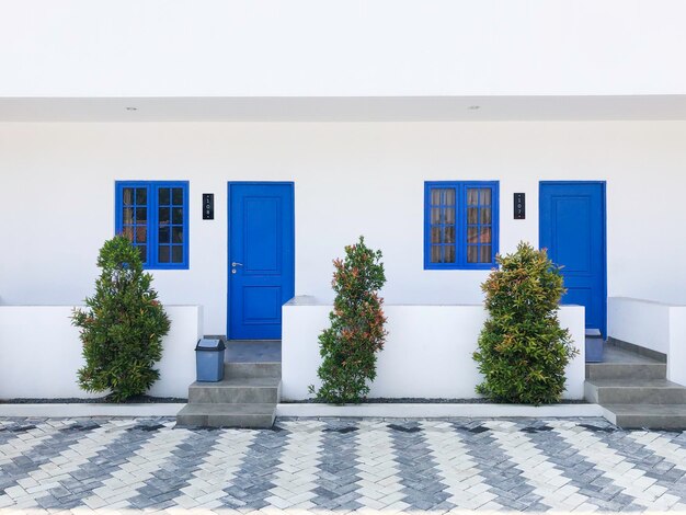 Voordeur en veranda van een buitenaanzicht van een blauw herenhuis