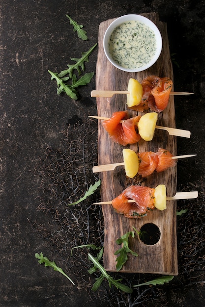 Voorgerecht met gerookte zalm en aardappelen