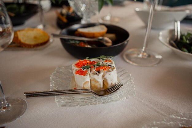 Voorgerecht met rode kaviaar in het restaurant op tafel