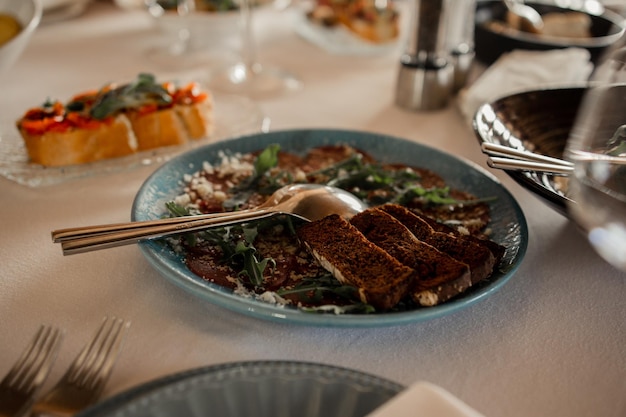 Voorgerecht met zwart brood op tafel in het restaurant