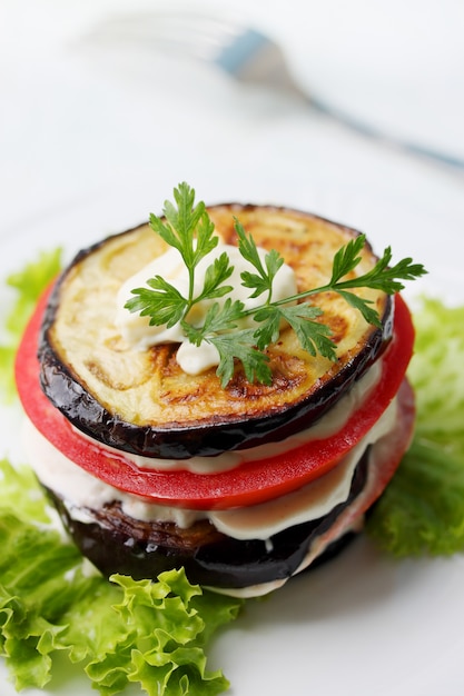 Voorgerecht van aubergine en tomaat