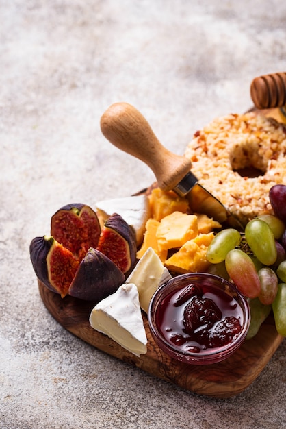 Voorgerecht voor wijn, kaasbord met druiven en vijgen