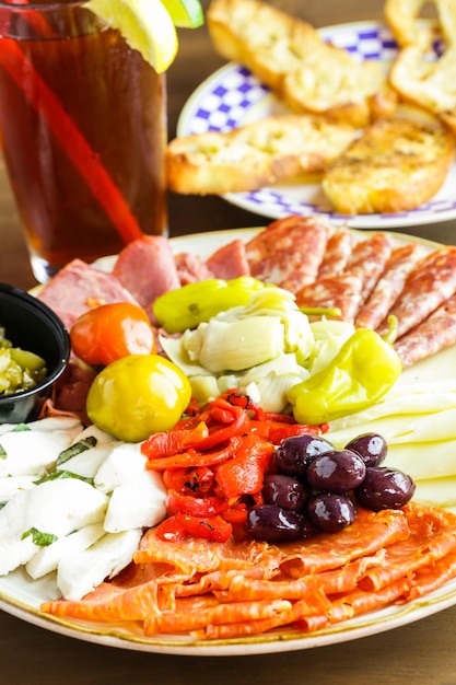 Voorgerechten plaat met antipasto in Italiaans restaurant.