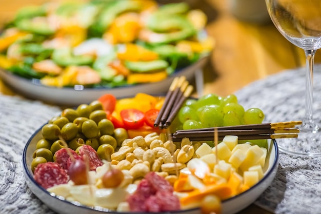 Voorgerechten plaat met verschillende snacks kaas olijven fruit en noten