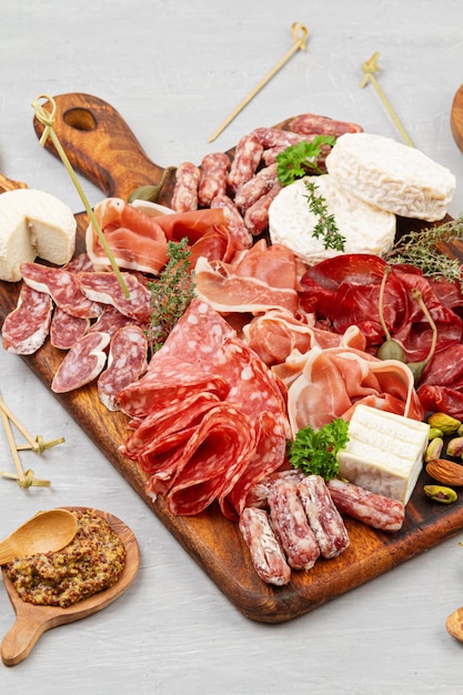 Voorgerechten tafel met verschillende antipasti, charcuterie, snacks en wijn