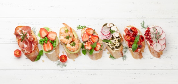 Voorgerechtenbord met traditionele Spaanse tapasset Italiaanse antipasti brushetta-snacks