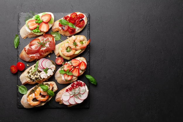 Voorgerechtenbord met traditionele Spaanse tapasset Italiaanse antipasti-snacks