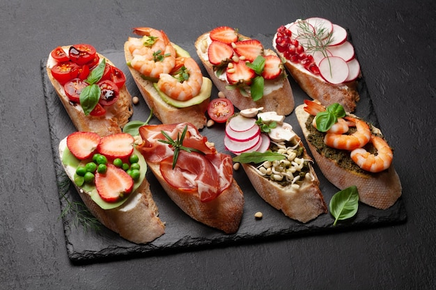 Foto voorgerechtenbord met traditionele spaanse tapasset italiaanse antipasti-snacks