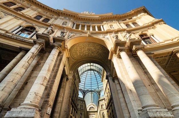 Voorgevel van het Winkelen galerij Galleria Umberto in Napels, Italië.