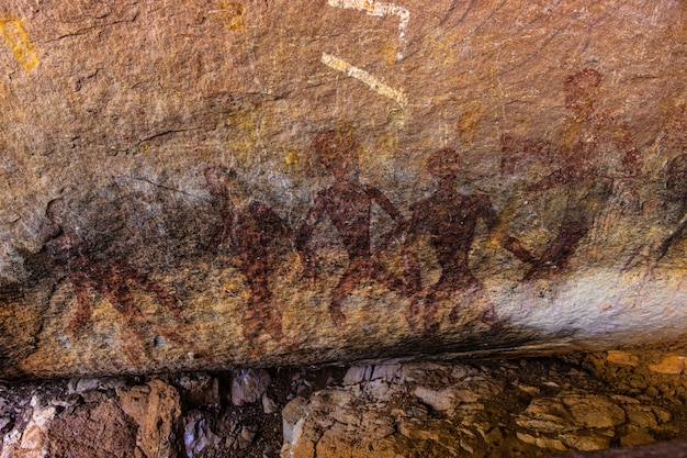 Voorhistorische schilderijen in het hol bij de provincie van het parkUdonthani van Phu Phra Bat, Thailand.