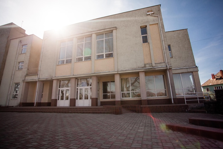 Foto vooringang van het schoolgebouw buitenkant