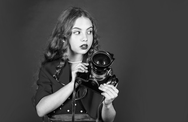 Voorinstellingen leren gebruiken Foto's bewerken Handmatige instellingen Professionele camera Meisje met retro camera Momenten vastleggen Spiegelreflexcamera Cursussen voor fotografen Opleiding voor verslaggevers en journalisten
