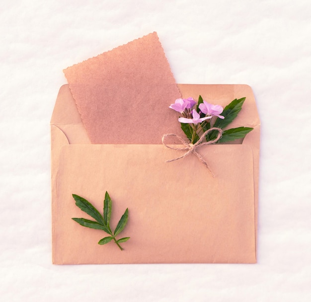 Voorjaarskaart met een boeket roze bloemen in een envelop