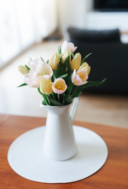 Voorjaarstulpen in een vaas op tafel Lente vakantiehuis decor