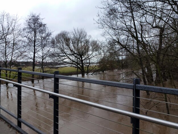 Voorjaarsvloed De rivier is buiten haar oevers getreden en is overstroomd Uitzicht vanaf de brug