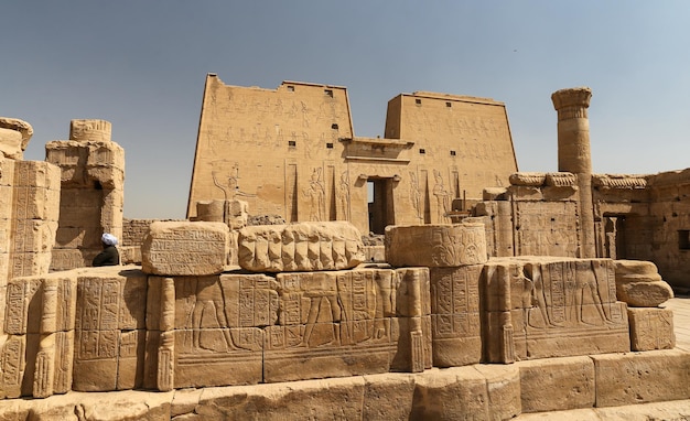 Voorkant van de Edfu-tempel in Edfu, Egypte