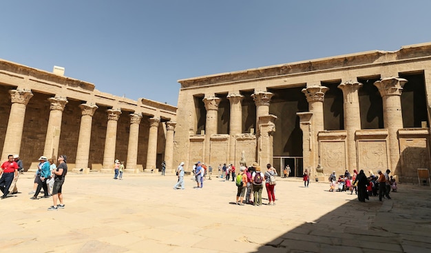 Voorkant van de Edfu-tempel in Edfu, Egypte