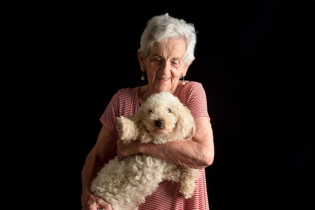 voorkant van een volledig portret van een oudere vrouw met de handen op de rug op een witte achtergrond