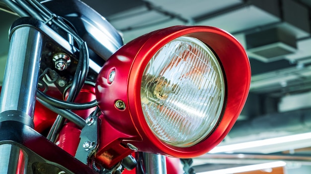 Voorkoplamp van een rode motorfiets