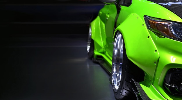 Voorkoplampen van groen wijzigen auto op zwarte achtergrond, kopieer ruimte