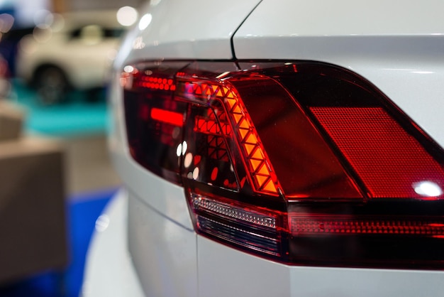 Voorlicht van de auto met achtergrondverlichting Exterior detailWitte kleur auto