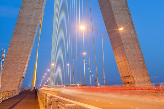 Voorlichten die op de brug liepen.