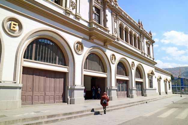 Voormalig centraal station van La Paz is nu het Mi Teleferico-kabelbaanstation, La Paz, Bolivia