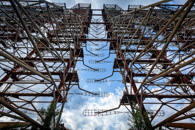 Foto voormalig militair radarsysteem van duga in de uitsluitingszone van tsjernobyl, oekraïne