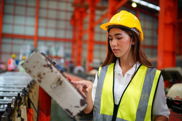 Voorman of arbeider werkt op fabriekslocatie Controleer machine of producten op locatie Ingenieur of technicus controleert materiaal of machine op fabrieksindustrie en fabriek