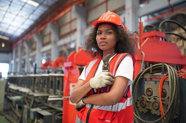 Voorman of arbeider werkt op fabriekslocatie Controleer machine of producten op locatie Ingenieur of technicus controleert materiaal of machine op fabrieksindustrie en fabriek