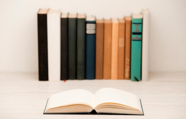 voorraad vintage boeken op houten bureau met open boek