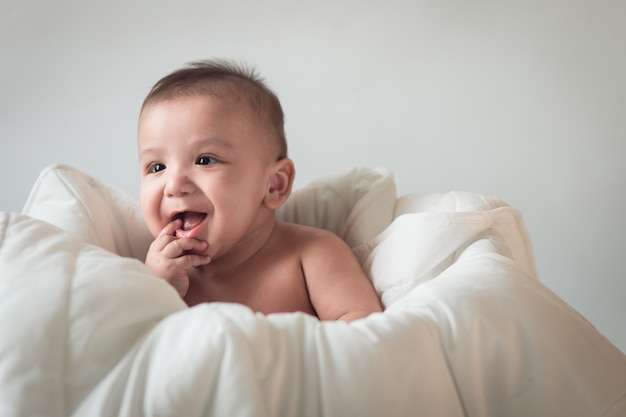 Voorraadfoto dicht omhooggaand portret van mooie pasgeboren baby