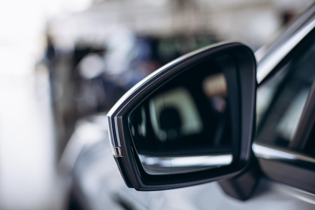 Voorspiegel in een gloednieuwe auto