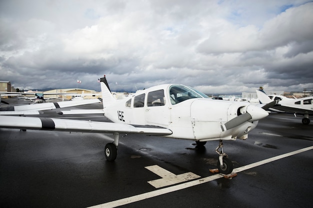 Voorste propellervliegtuig geparkeerd op een luchthaven