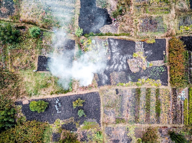 voorstedelijk terrein met markeringen die het opdelen in stukken met rook top view luchtfoto