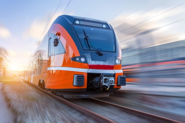 Voorstedelijke elektrische trein op een vage bewegingsachtergrond