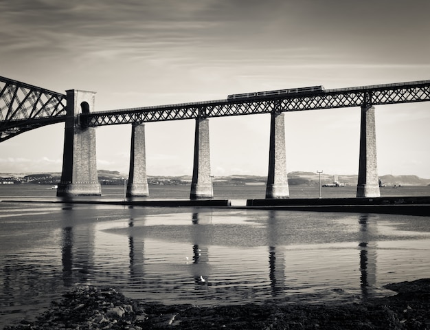 Vooruit spoorwegbrug over firth of forth dichtbij edinburgh, schotland, gestemd uitstekend sepia