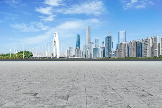 Vooruitzichten voor de lege vierkante vloertegels van het stedelijk complex van Guangzhou.