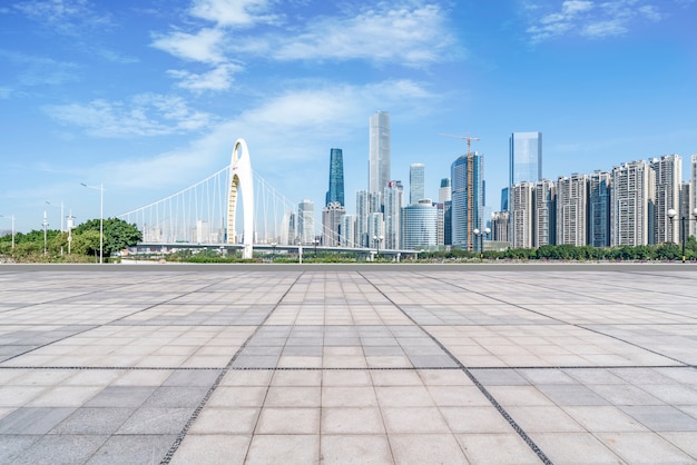 Vooruitzichten voor de lege vierkante vloertegels van het stedelijk complex van Guangzhou.