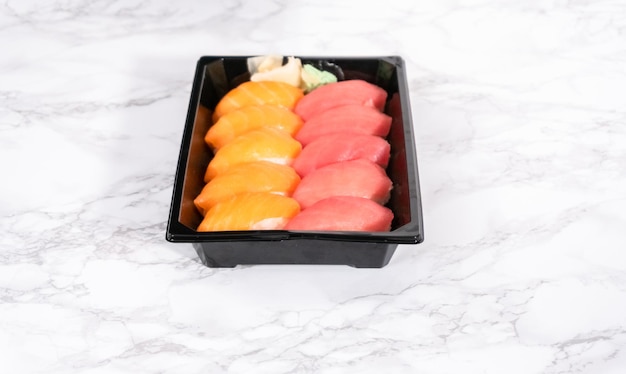 Voorverpakte sushi in een plastic bakje.