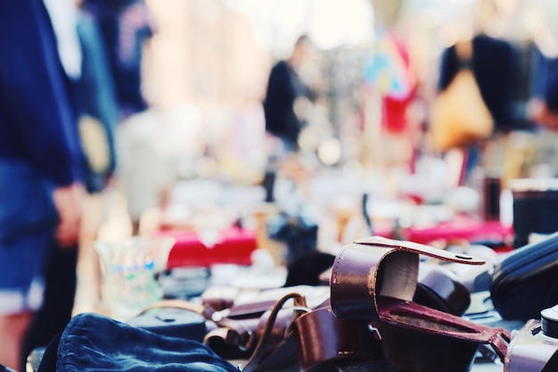 Voorwerpen op een kraam op de vlooienmarkt te koop