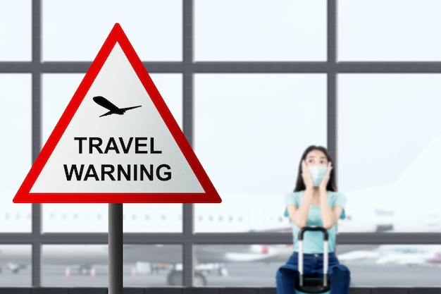 Foto voorzichtigheidsteken van nieuwe variant van covid 19 ommicron op de luchthaven. reiswaarschuwingsconcept