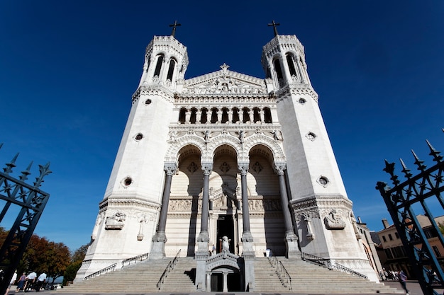 Voorzijde van de kathedraal van Lyon en de blauwe hemel