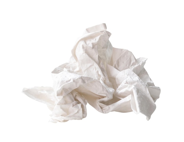 Voorzijde van een geschroefde of gerimpelde witte tissuepapierbal op een witte achtergrond