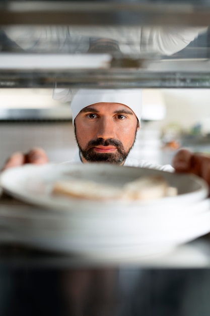 Foto voorzijde zicht professionele chef-kok aan het werk