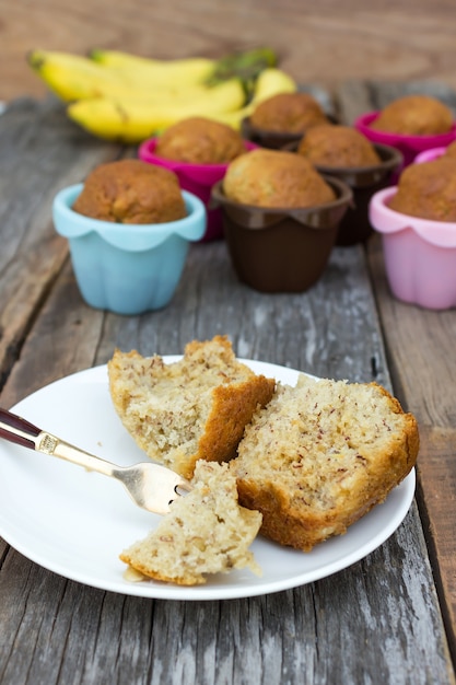 Vork die banaancake op witte plaat snijden.