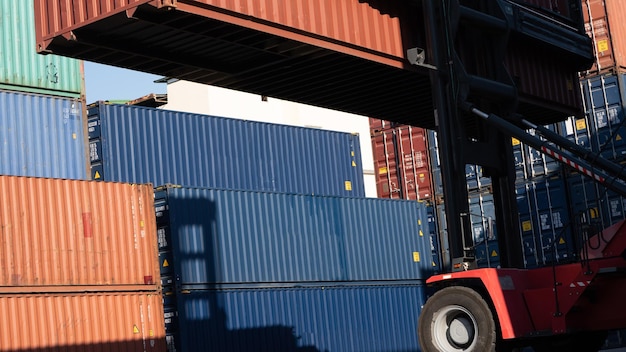 Vorkheftruck aan het werk in de containervrachthaven die de logistieke dienst van de ladingtank laadt en